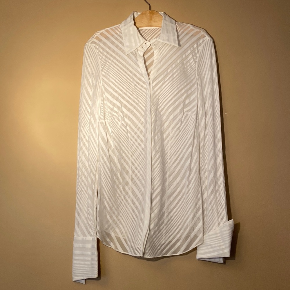 TAHARI WHITE LONG SLEEVED BUTTON UP